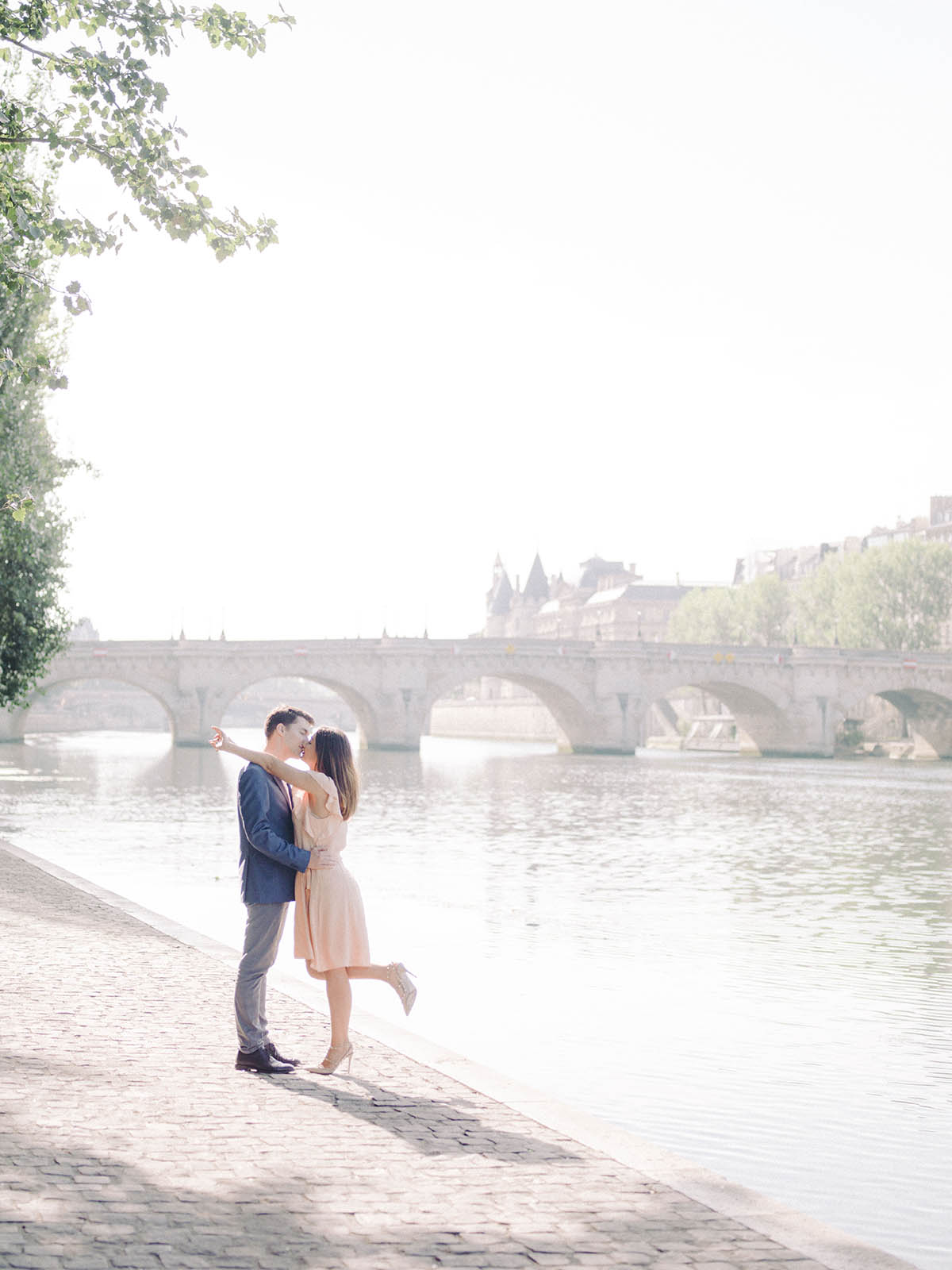 un homme sourit sur le pont des arts